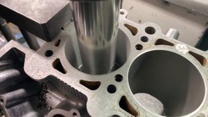 Расточка цилиндров перед гильзовкой блока двигателя 3.2л бензин BKH от Audi