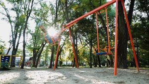Солнце в небе на лугах цветы