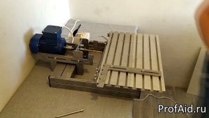 Простой горизонтально-сверлильный станок.