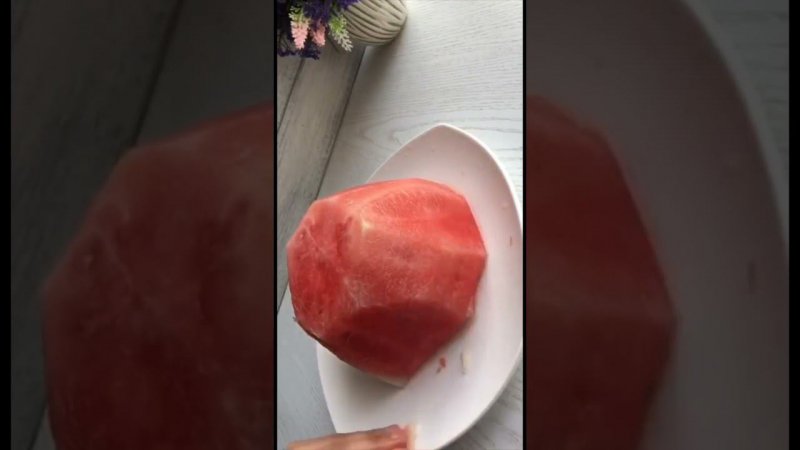 КАК ЛЕГКО НАРЕЗАТЬ АРБУЗ  #лайфхаки #еда #продукты #рек #советы #фрукты #овощи #арбуз #сделайсам