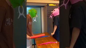 Смешная игра,удары по голове с закрытыми глазами