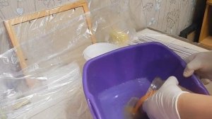 Как покрасить газетные трубочки колером?