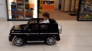 Air Hockey ! Кто же победит ? АРИНА весело проводит время в детском парке развлечений  " Хлоп Топ "