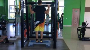 Икры в тренажере Смита (стопы прямо).