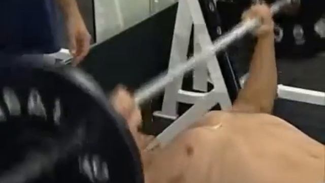 Жим штанги на горизонтальной скамье 1 смотреть онлайн