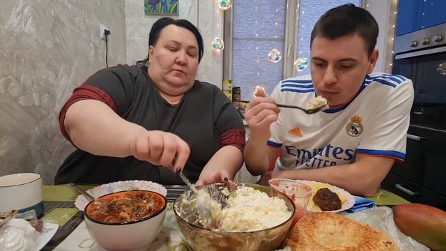 Мукбанг! Mukbang! Салат Константин, пюре с котлетками?оператор анимешник?!?сладкая парочка в деле?