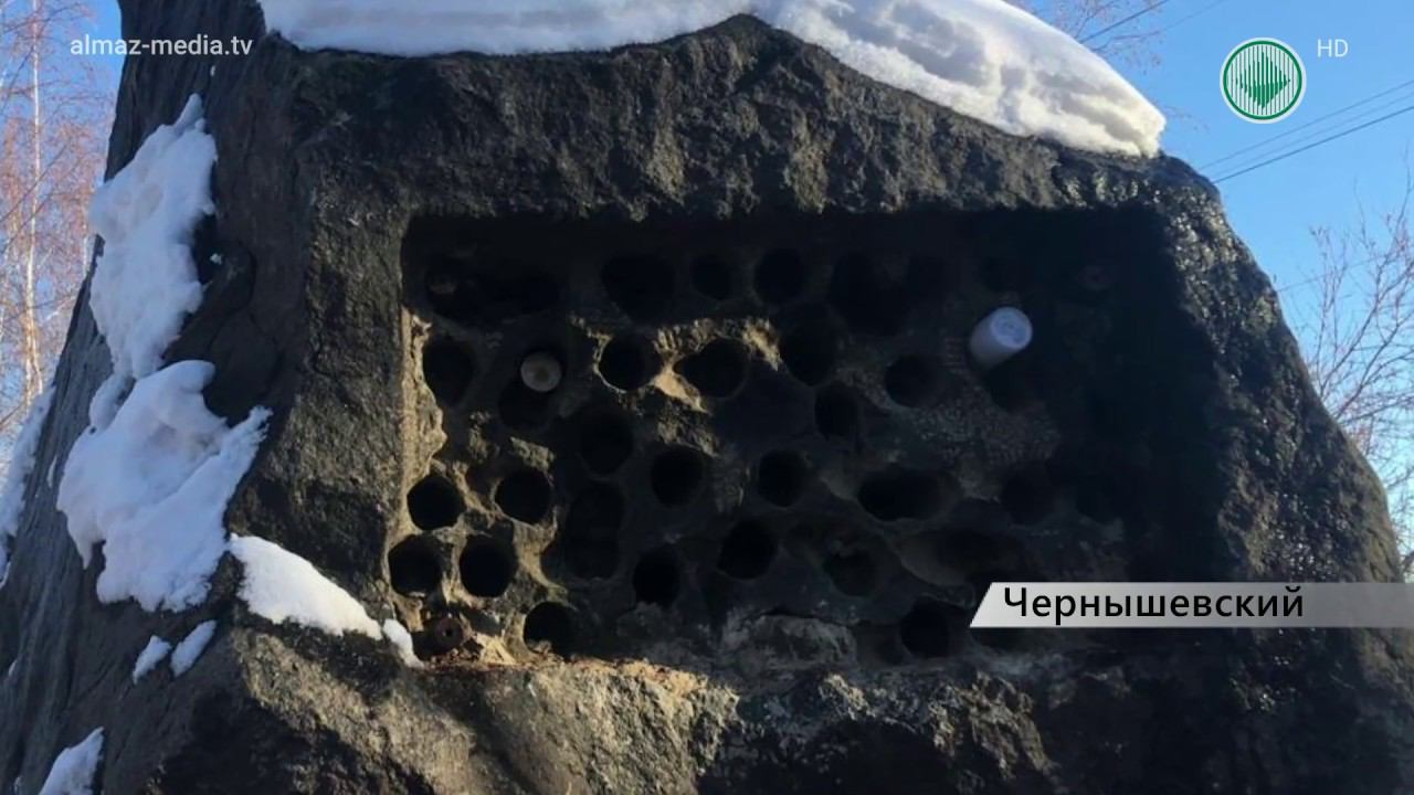 В поселке Чернышевский вскрыли капсулу с посланием, написанным комсомольцами 40 лет назад
