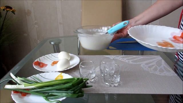 Быстрые оладьи на кефире с луком и яйцом смотреть онлайн