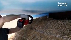 Укладка и подгон камыша на кровлю