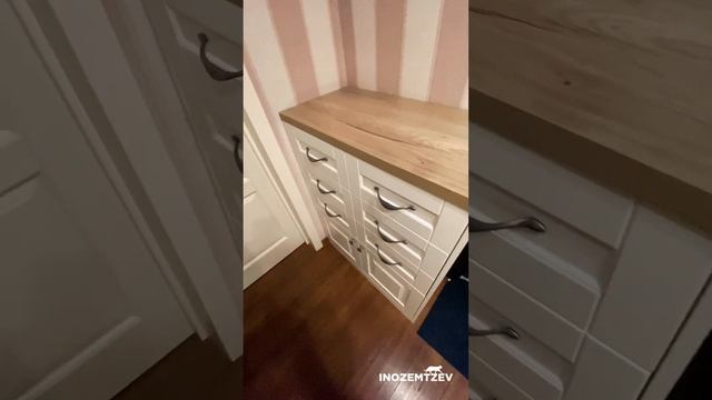 Мебель в прихожую: комод и напольная тумба с мягкой стеновой панелью. #прихожая #мебельподзаказ