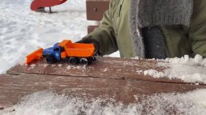 Убираем снег игрушечным трактором Bruder  и снегоуборочной машинкой