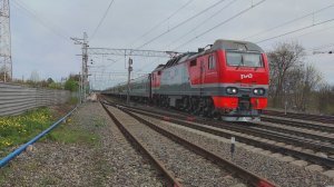 Железная дорога. Электровоз ЭП2К-364 с поездом Воркута-Москва