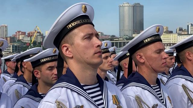 Моряки-тихоокеанцы торжественно встретили День Военно-Морского Флота во Владивос