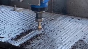 Фрезерный ЧПУ станок по металлу портального типа при обработке крупной детали