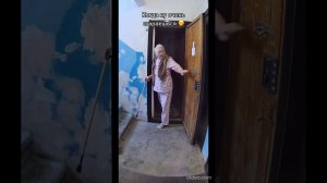 Сумасшедшая бабушка пытается выжить соседей колдовством и прочими гадостями. Смотрите видео до конца