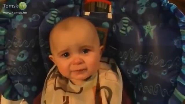 Чувствительный малыш слушает как поет мама смотреть онлайн