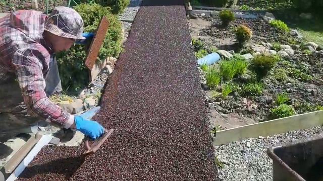 Бесшовное резиновое покрытие из резиновой крошки для садовых дорожек смотреть онлайн