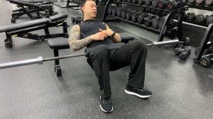 Ягодичный мост со штангой