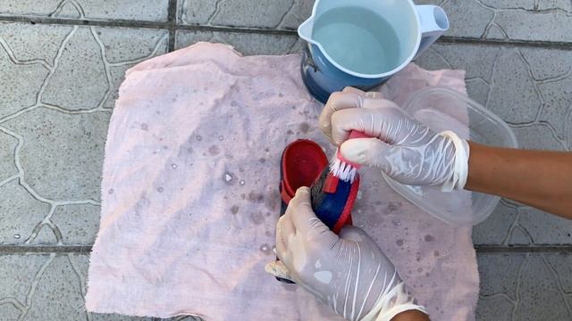 Как ОТМЫТЬ КРОКСЫ внутри и снаружи. Простой способ очистить резиновые пляжные шлепки от грязи