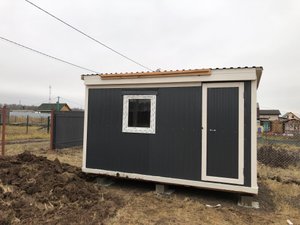 Поставили бытовку - сарай. Площадка под бытовку.