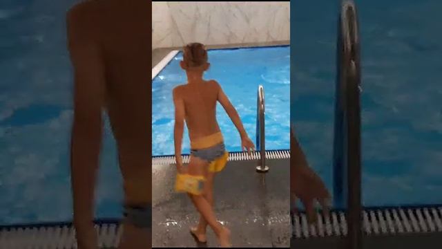 Танцы у бассейна #shorts