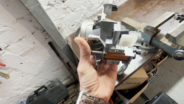 НЕ СВЕТИТ ШТАТНЫЙ КСЕНОН MAZDA 6 GH ВЫГОРЕЛ ОТРАЖАТЕЛЬ ПОМУТНЕЛА ЛИНЗА НЕ ВЕРЬТЕ!!! Замена линз фар смотреть онлайн