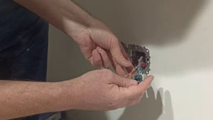 Подключение  интирнет провода  в розетке ABB SAT T568 A .