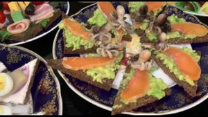 Несколько вариантов тарталеток и канапе.