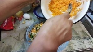 Салат из свежей моркови сыром, яйца, чеснок, петрушка.Очень вкусно и полезно!