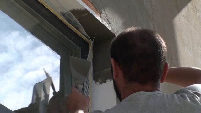 Утепление оконных откосов, базовый армирующий слой, втапливаем косынку и элемент примыкания