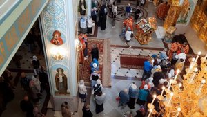 Причащение прихожан.