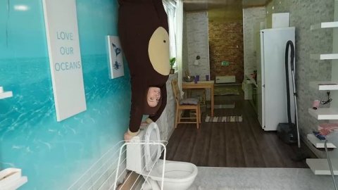 Маленькая Вера - Меведедь играет в Дом Вверх Дном в парке Сказка