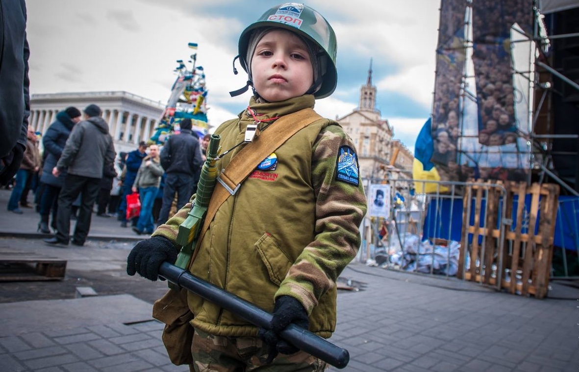 Маленькие украинцы. Дети Украины. Майдан дети. Дети в военной форме Украина. Дети в бандеровской форме.