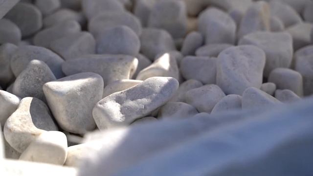 Галька белая мраморная в Крыму смотреть онлайн