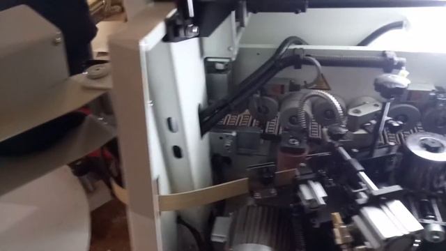 Станок для облицовывания кромок WoodTec Pioneer. Работа станка на производстве