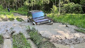 МИЛФА купается с суровыми УАЗами! Mercedes ML, Mazda CX-5, Isuzu и Mitsubishi Pajero на бездорожье.