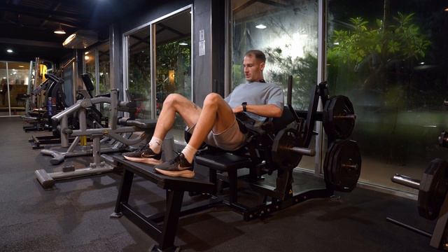 Как накачать ягодицы в тренажере Ягодичный мост! смотреть онлайн