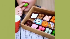 ASMR/Едят тортики и другие сладости на камеру ???Инстаграм
