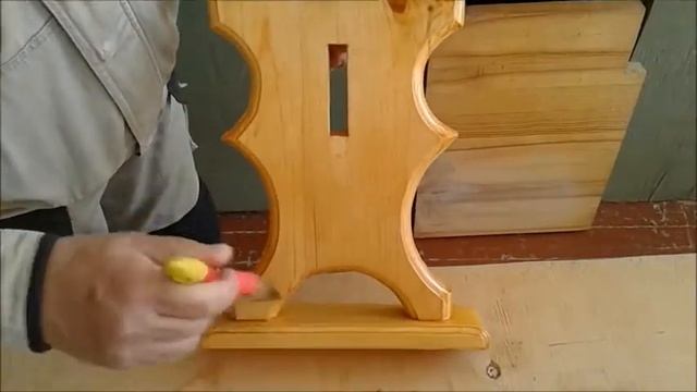 Нанесение лака на самодельную лавку, слой 2 смотреть онлайн