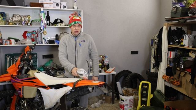 ПЕРЕШИВАЕМ ШКУРКУ И ЗАНИЖАЕМ СИДЕНИЕ НА ЭНДУРО МОТОЦИКЛЕ KTM TBI 2024 смотреть онлайн