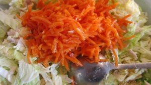 Салат с пекинской капустой и копченым колбасным сыром