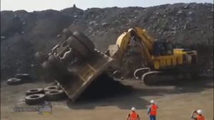 Самосвал Белаз перевернулся, подьем с помощью спецтехники