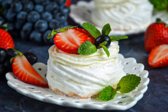 Десерт Анны Павловой классический рецепт 🍰 Пирожное безе со взбитыми сливками и ягодами.