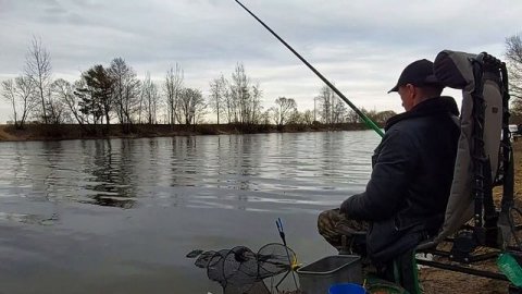 Ловля весенней плотвы на поплавок. Плотва на маховую удочку. Ловля плотвы ранней весной на канале.