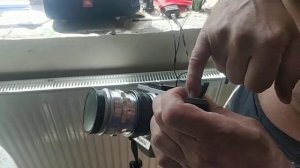 Застрял аккумулятор в фотоаппарате. Как достать!?