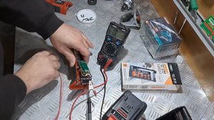 Аккумуляторная болгарка Einhell Axxio 18/125 Q не включается - ремонт не интересен.