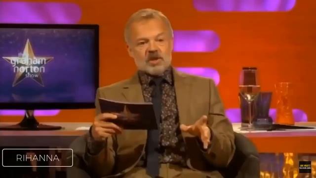 Странное платье и Рианна смотреть онлайн