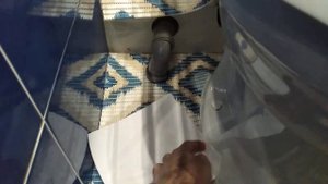 Как обрезать ровно ковер в ванной под размер унитаза