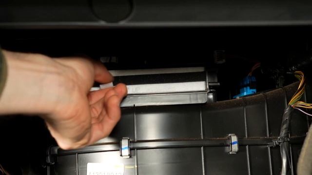 How To Change Mazda BT-50 / Ford Ranger Cabin Filter || 4WD Basic Maintenance смотреть онлайн