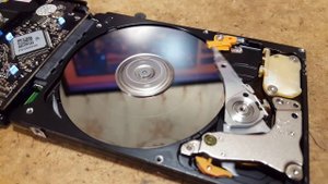 Что щелкает внутри HDD 2.5 HGST диск с запилом после падения